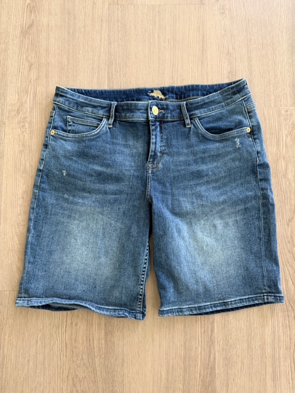 Tommy Bahama Blue Denim Bermuda Shorts Women’s 32